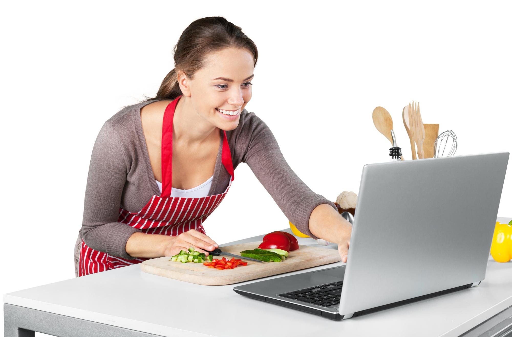 Studente che cucina durante la lezione online