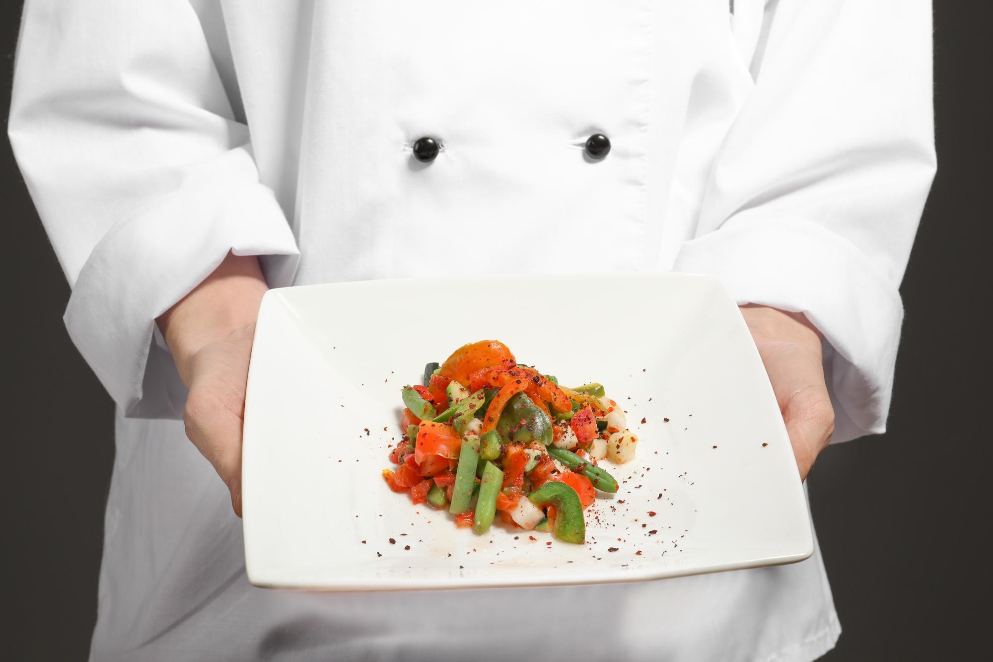 Chef che prepara un piatto rapido